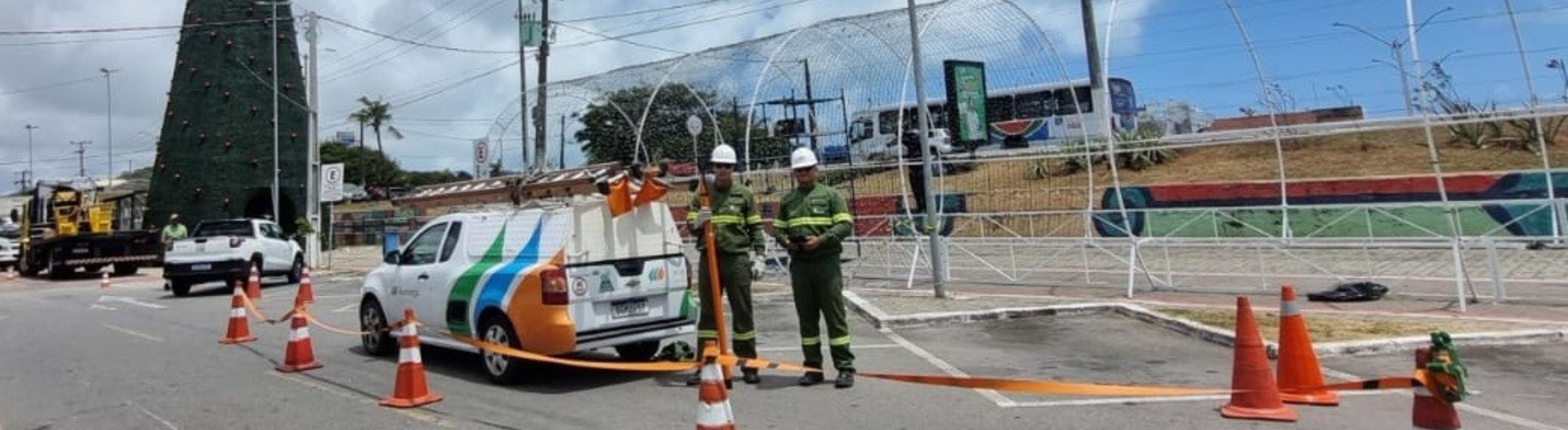 Equipe da Neoenergia durante inspe??o no polo natalino de Ponta Negra, em Natal, no come?o de dezembro: refor?o especial para as festividades (foto: Divulga??o Neoenergia Cosern)